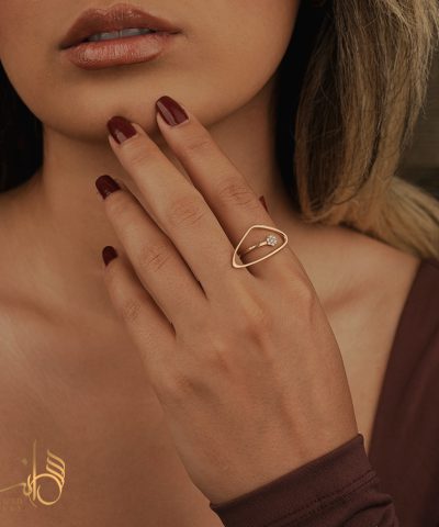 عکس مدلی انگشتر طلا زنانه دفرمه افقی و فلاور سمانه گلد